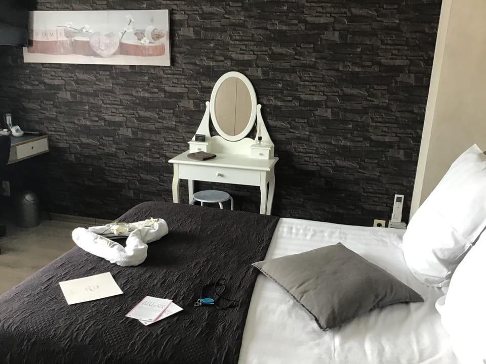 Guesthouse De Steenberg tweepersoonskamer met grote badkamer, kitchenette en tuinzicht op de eerste verdieping Bed and Breakfast in Flanders