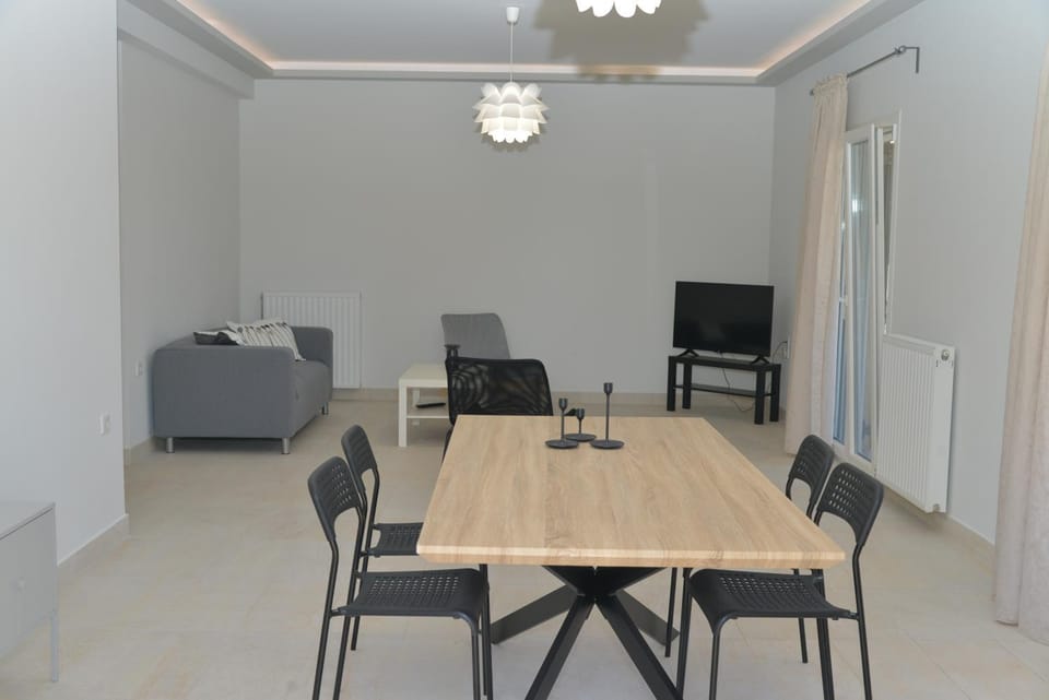 TV and multimedia, Living room, Seating area, Dining area