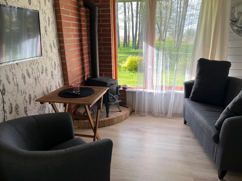 TV and multimedia, Seating area, fireplace