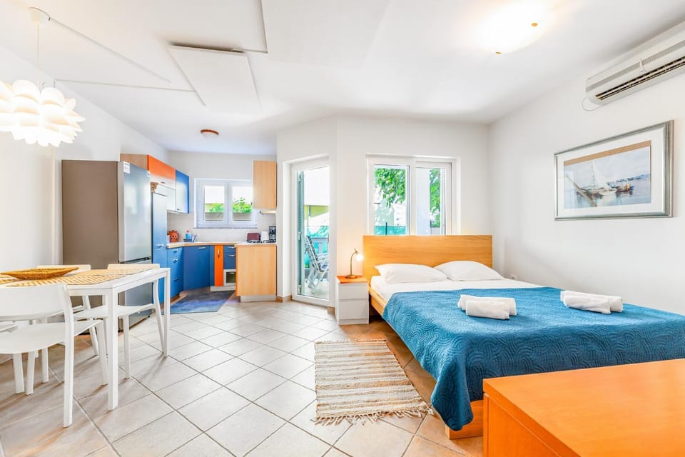 Bed, Kitchen or kitchenette, Living room, Photo of the whole room, Seating area, Dining area