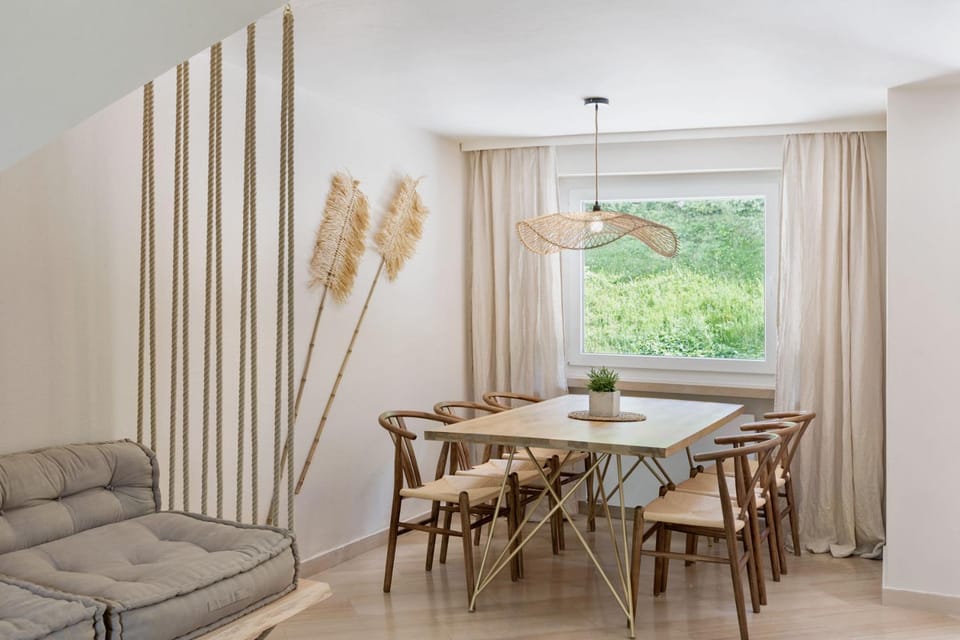 Living room, Seating area, Dining area