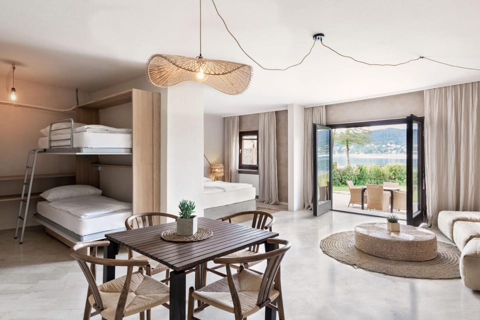 Bed, TV and multimedia, Kitchen or kitchenette, Living room, Photo of the whole room, Seating area, Dining area, Bedroom