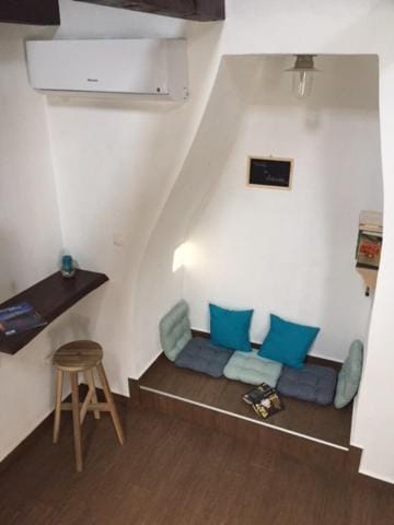 Living room, Seating area, air conditioner