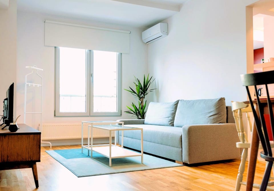 Communal lounge/ TV room, Bed, TV and multimedia, Living room, Photo of the whole room, Seating area, Dining area, group of guests, Family, Family