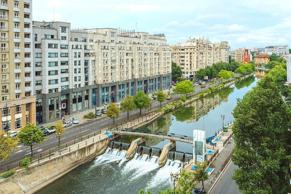 Kitchen or kitchenette, City view, Lake view, River view, Street view
