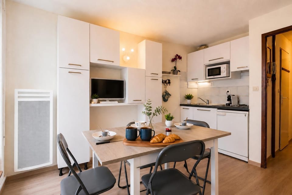 Coffee/tea facilities, Kitchen or kitchenette, Dining area, dishwasher, microwave, toaster, kitchen