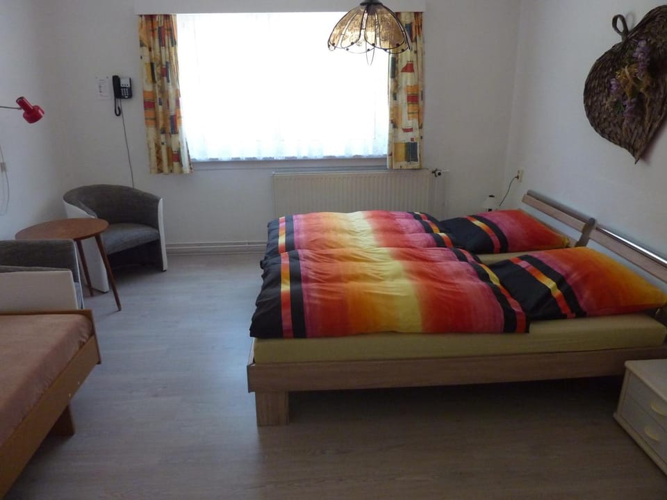 Photo of the whole room, Decorative detail