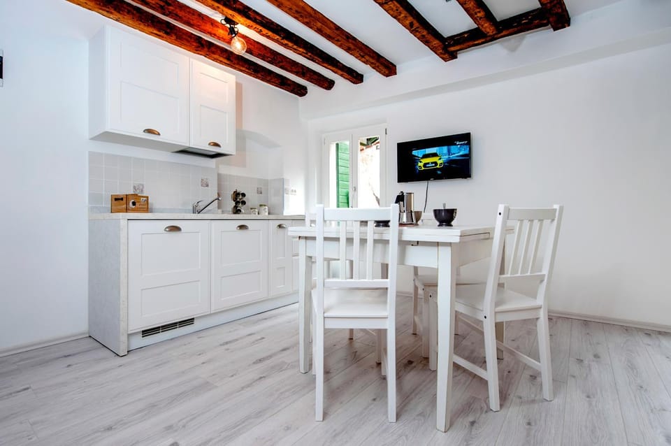 TV and multimedia, Kitchen or kitchenette, Dining area