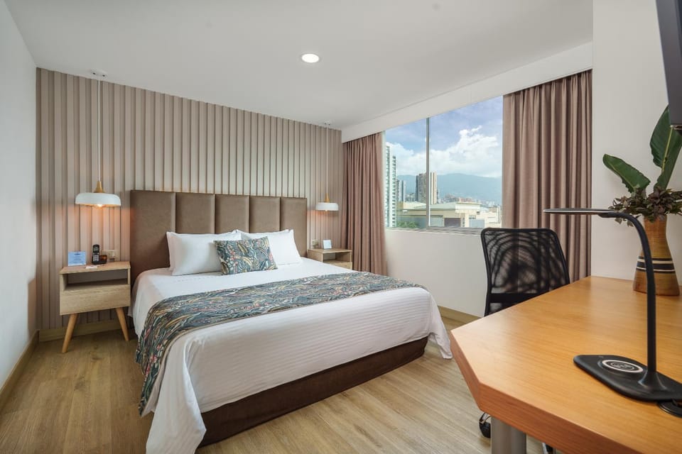 Bed, TV and multimedia, View (from property/room), Seating area, air conditioner