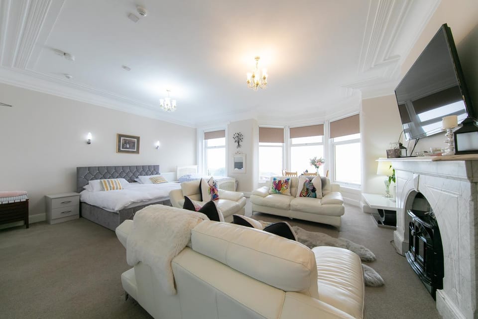 Bed, TV and multimedia, Living room, Photo of the whole room, Seating area, Bedroom, Sea view, hair dresser