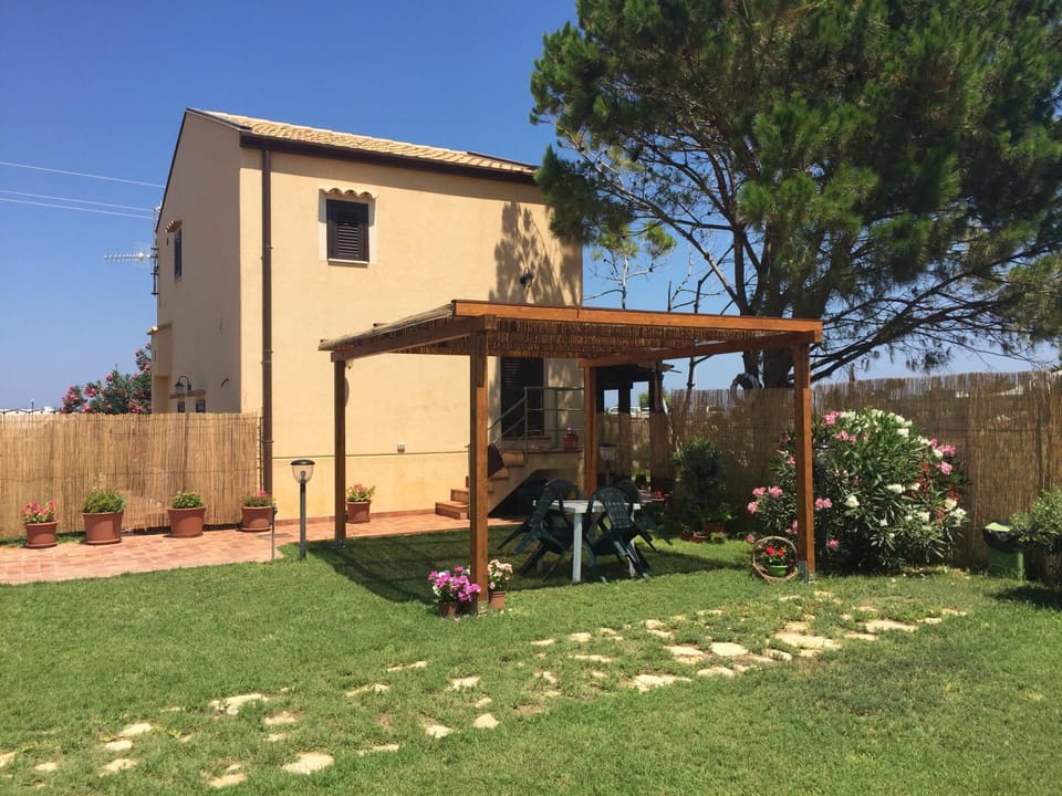Property building, Patio, Facade/entrance, Garden, Garden view