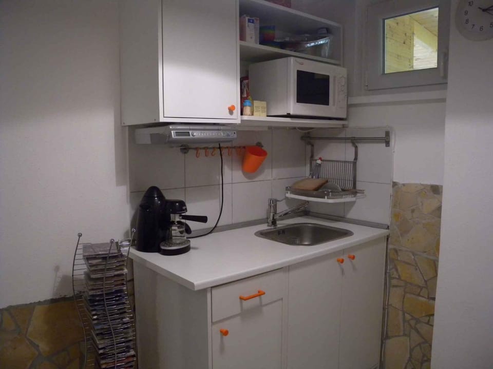 Coffee/tea facilities, microwave