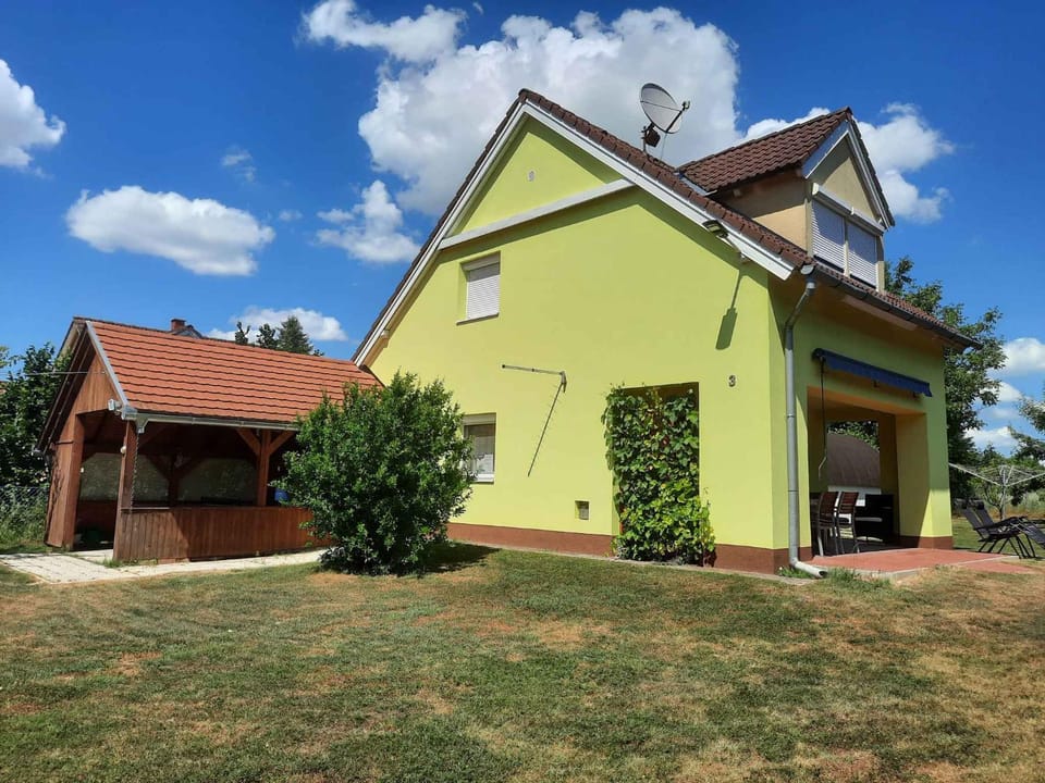 Property building, Summer, Balcony/Terrace
