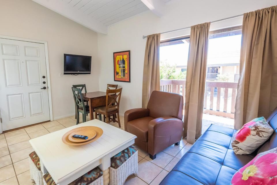 Cozy condo in Tiki 209 private beach access Apartment in South Padre Island