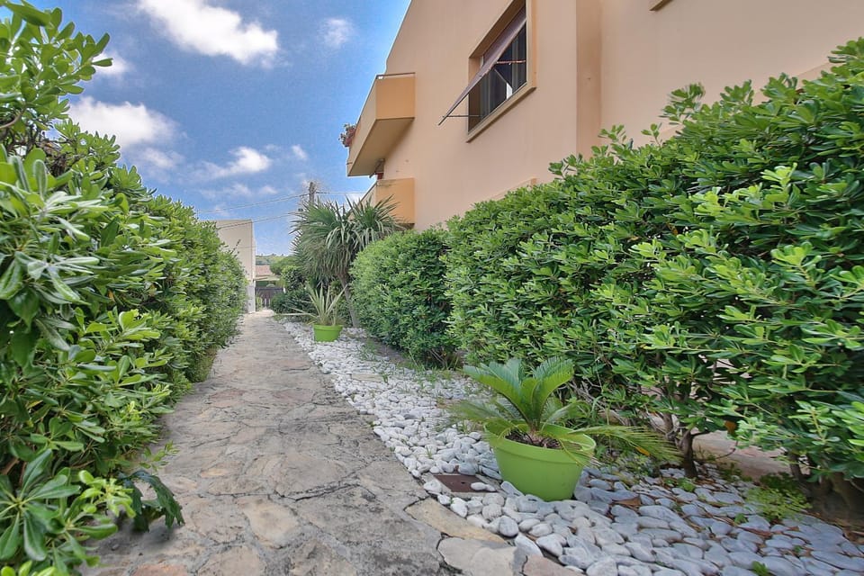 Near CAP D'ANTIBES & BEACH Two-bedroom Apartment in Antibes