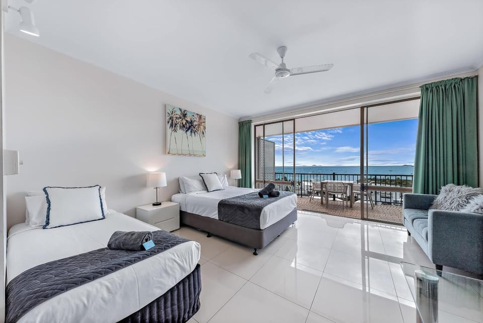 Bed, Photo of the whole room, Seating area, Sea view