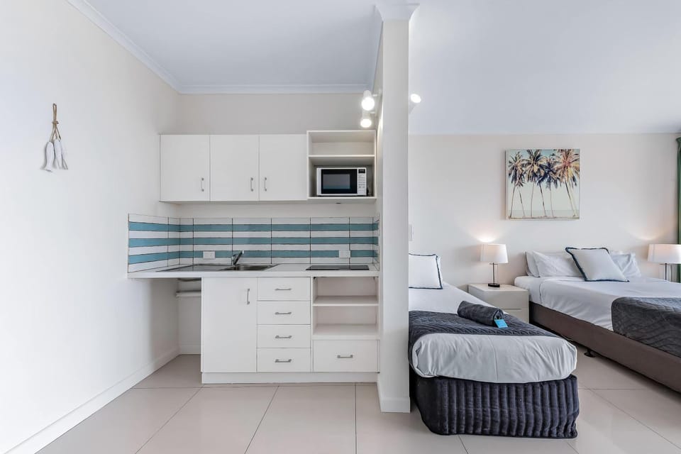 Bed, Kitchen or kitchenette, Living room, Seating area