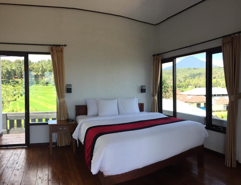 Photo of the whole room, Bedroom, Mountain view