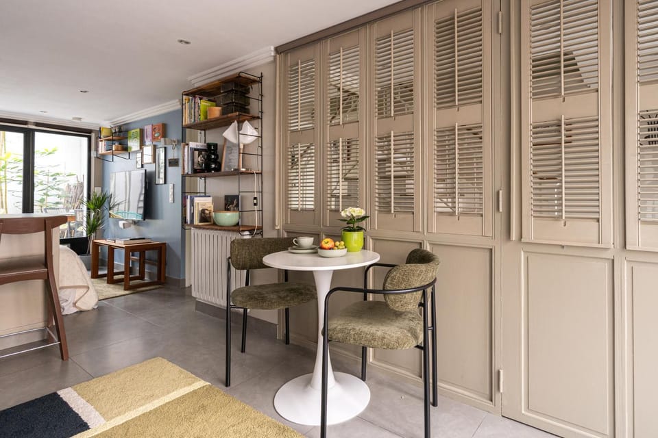 Kitchen or kitchenette, Living room, Seating area, Dining area
