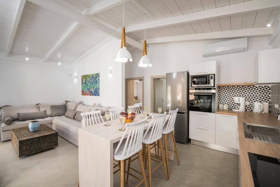 Coffee/tea facilities, Kitchen or kitchenette, Seating area