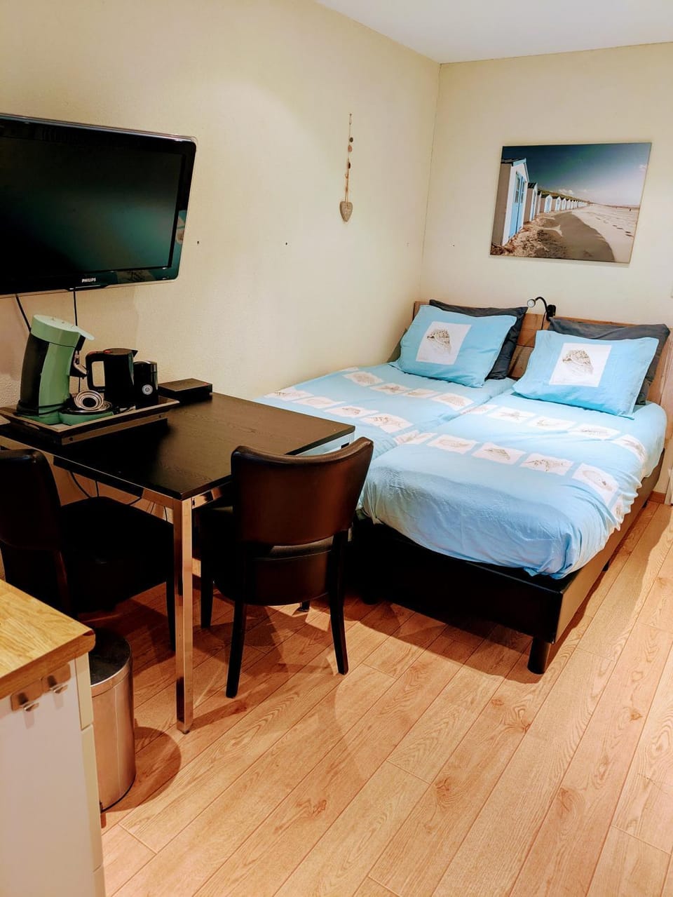 Bed, Seating area