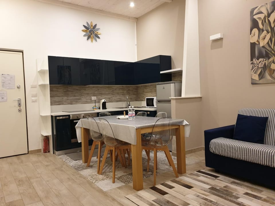 Kitchen or kitchenette, Seating area