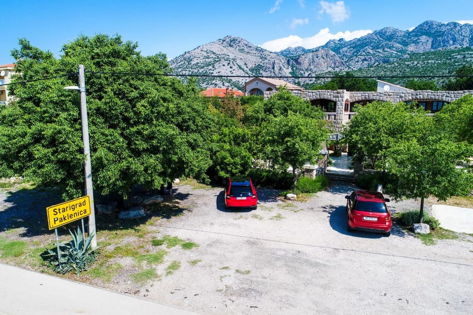 Property building, Facade/entrance, Day, Neighbourhood, Natural landscape, Mountain view, Parking