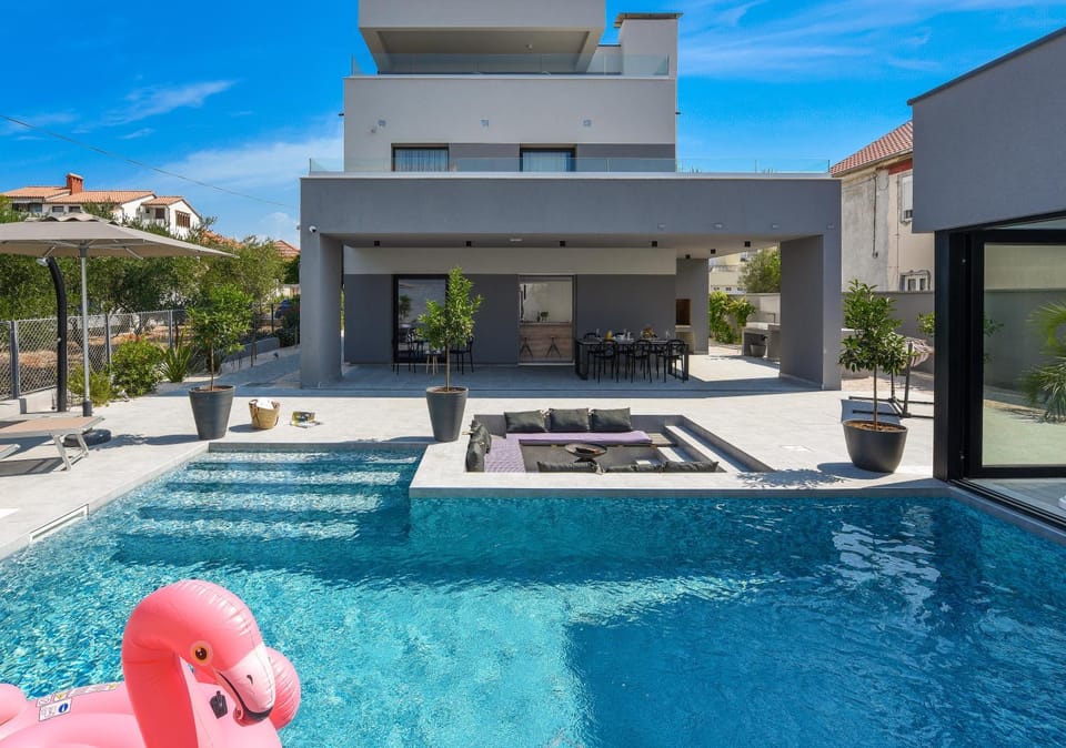 Shower, Property building, Balcony/Terrace, Pool view, Swimming pool, Swimming pool