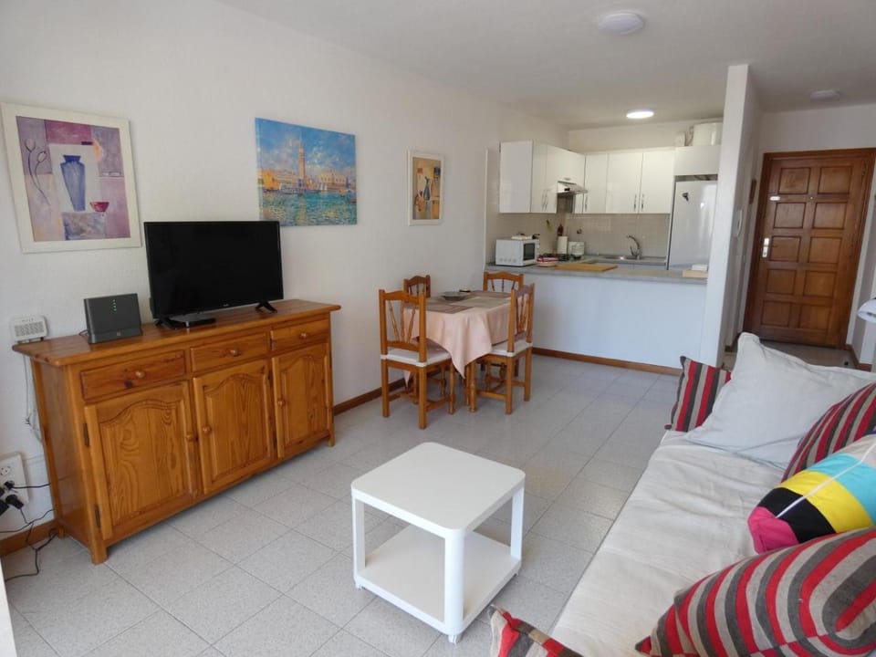 TV and multimedia, Kitchen or kitchenette, Living room, Seating area, Dining area