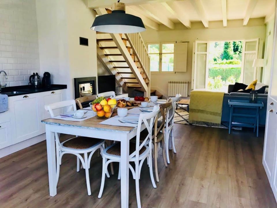 Seating area, Dining area