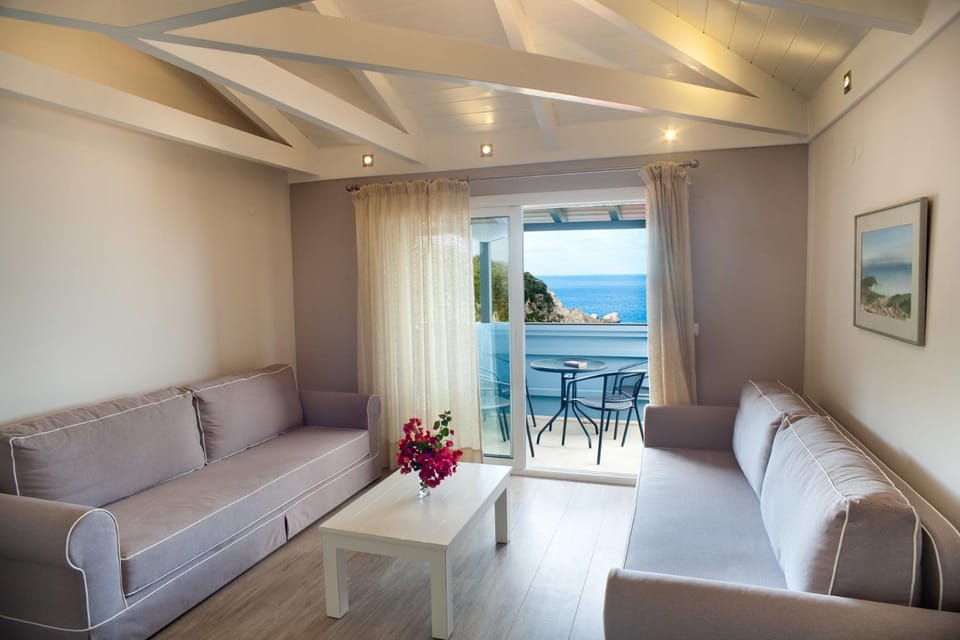 View (from property/room), Balcony/Terrace, Living room