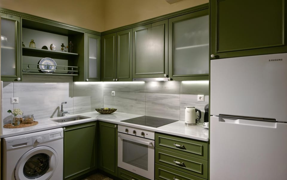 Kitchen or kitchenette, Decorative detail, oven, pet friendly, stove, washing machine, kitchen
