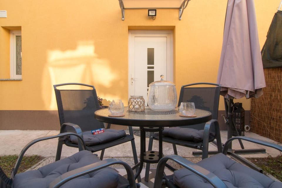 Garden, Seating area, Inner courtyard view
