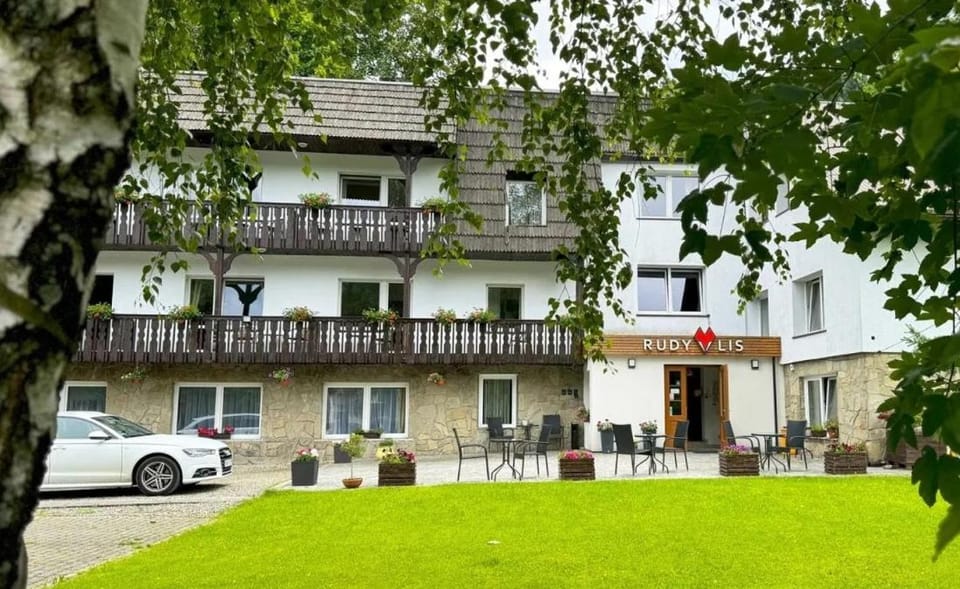 Property building, Natural landscape, Garden, Location, Parking