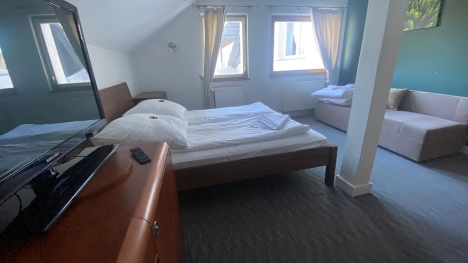 Bed, TV and multimedia, Photo of the whole room