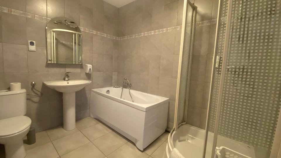 Shower, Toilet, Bathroom, Bath