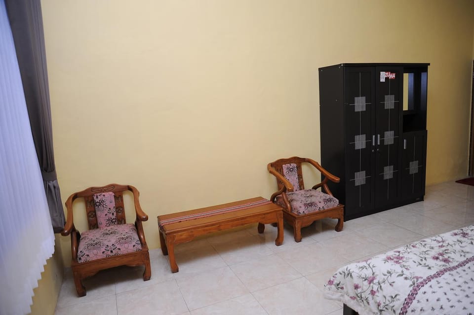 Rumah Eyang Guest House Bed and Breakfast in East Java