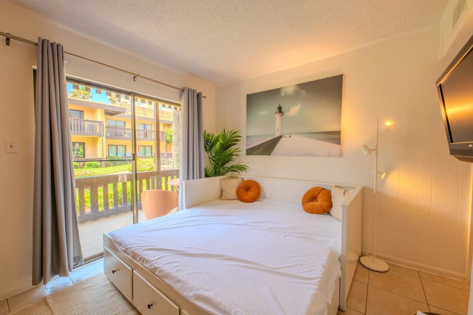 Bed, Living room