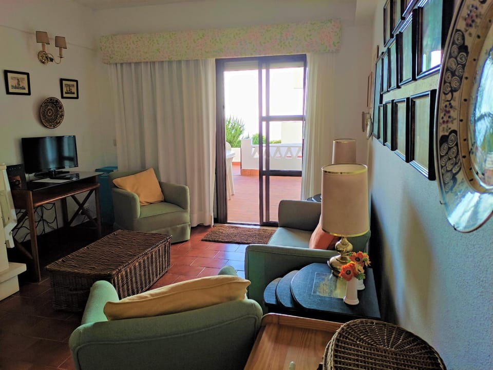 Communal lounge/ TV room, TV and multimedia, Living room, Seating area