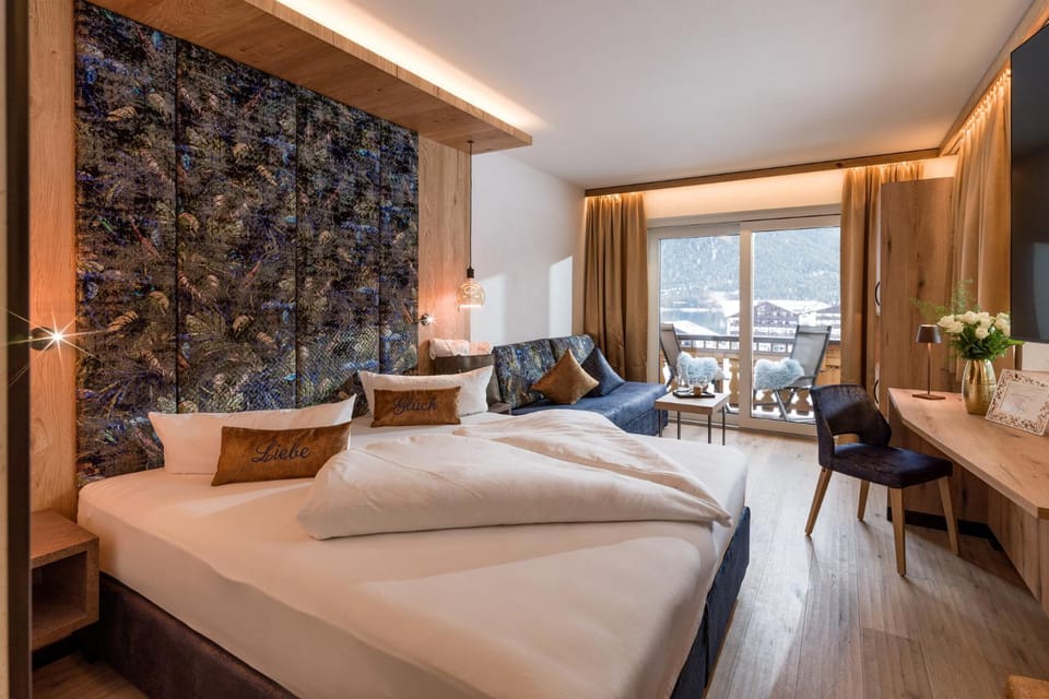 Bed, Balcony/Terrace, Photo of the whole room, Seating area, Bedroom