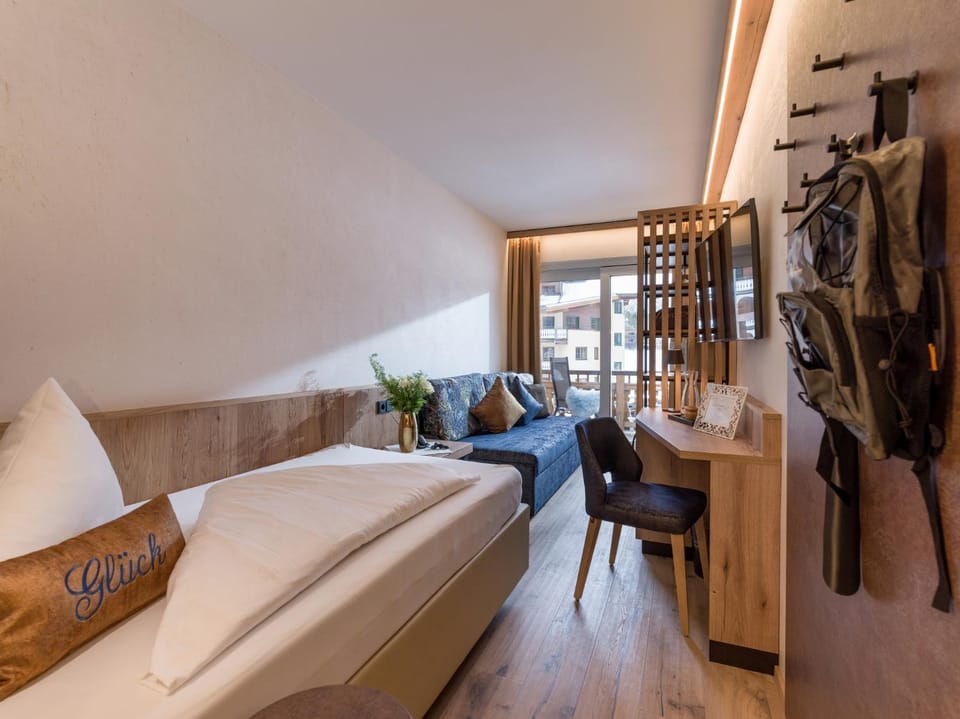 Bed, Photo of the whole room, Seating area, Bedroom