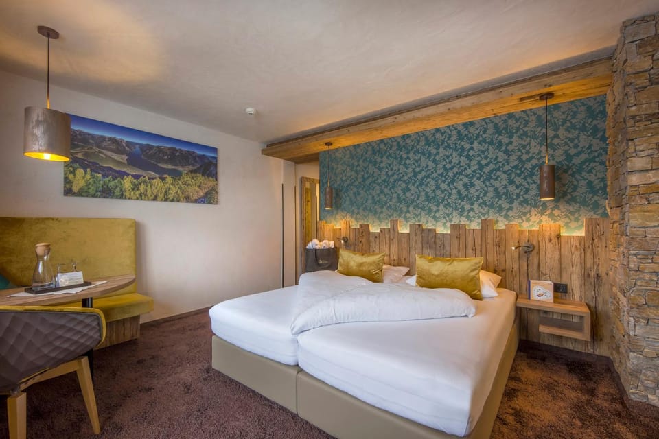 Bed, Photo of the whole room, Seating area, Bedroom