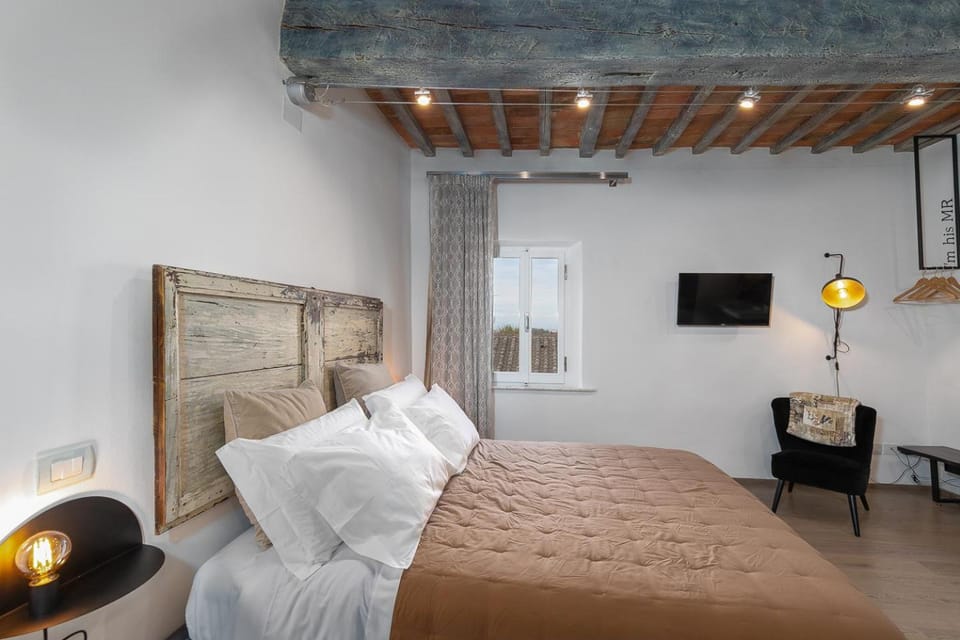 Bed, TV and multimedia, Photo of the whole room, Bedroom