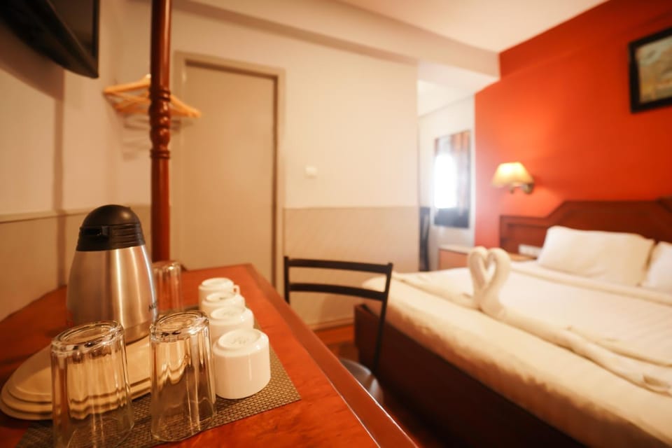 Bed, TV and multimedia, Photo of the whole room, Bedroom, towels