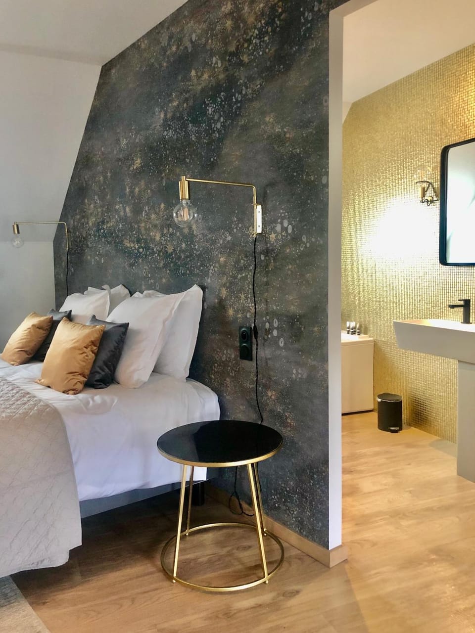 Photo of the whole room, Bedroom
