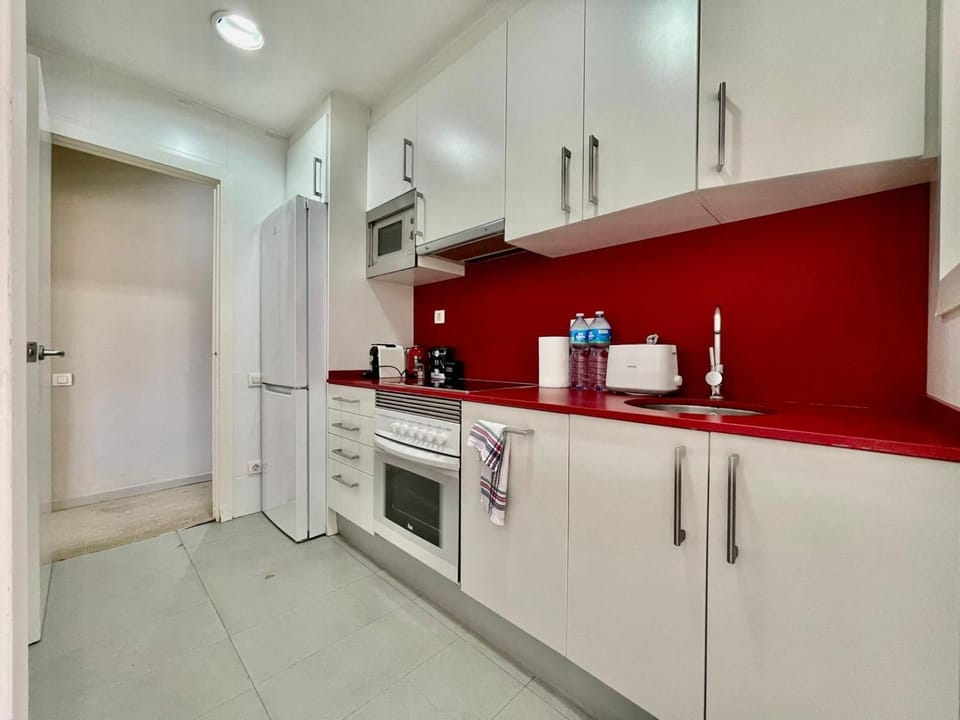 Kitchen or kitchenette, dishwasher, oven, toaster