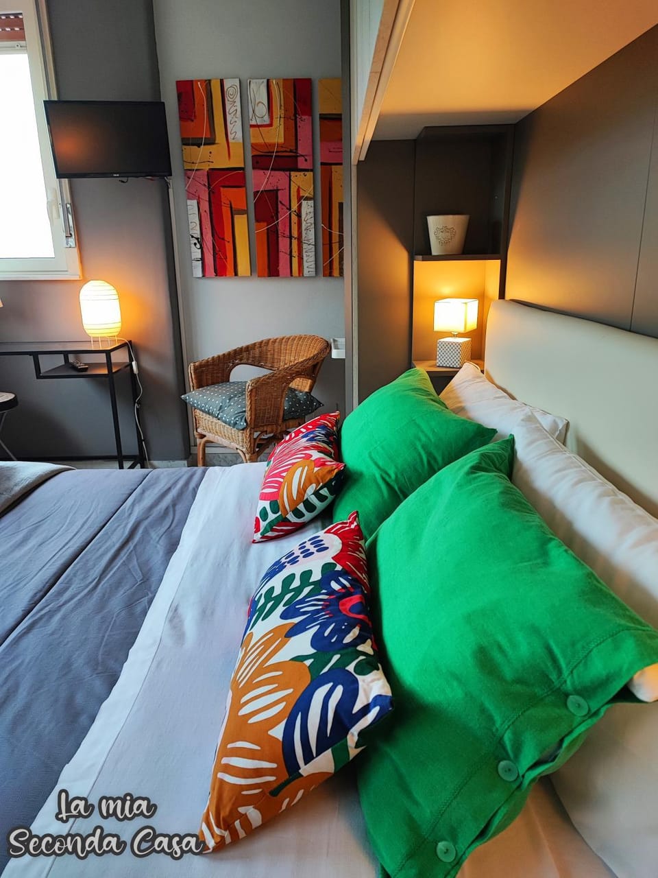 Photo of the whole room, Bedroom