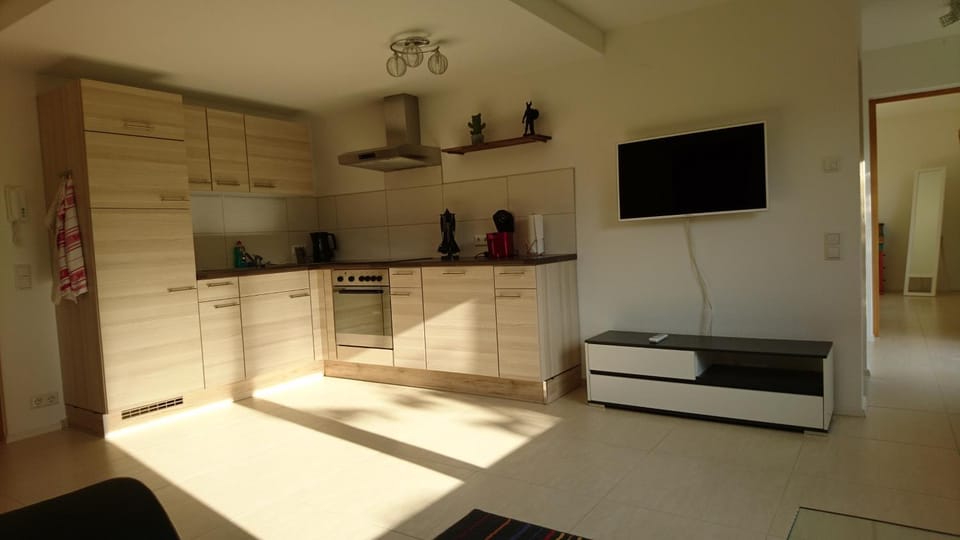 TV and multimedia, Coffee/tea facilities, Kitchen or kitchenette, Living room, Photo of the whole room