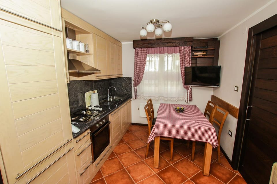 TV and multimedia, Coffee/tea facilities, Kitchen or kitchenette, Seating area, Dining area