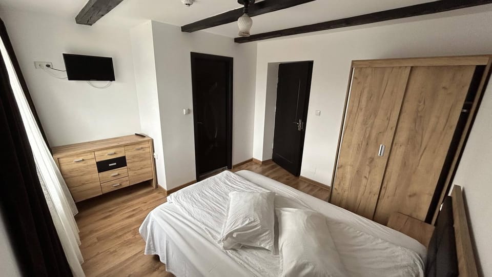 Bed, TV and multimedia, Photo of the whole room, Bedroom